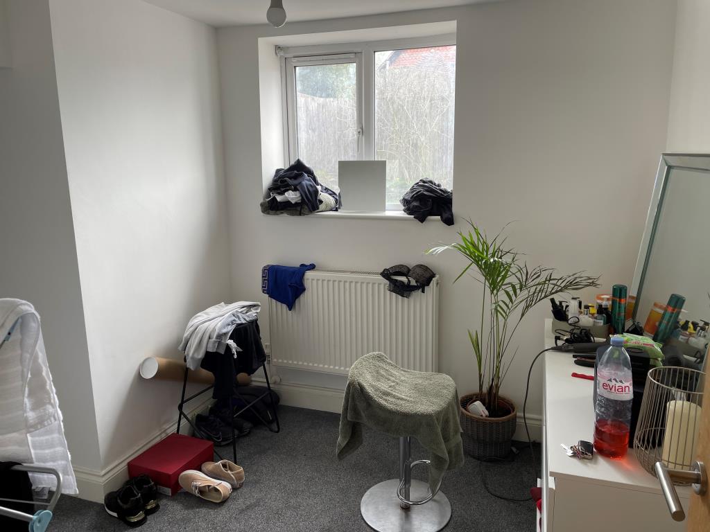 Lot: 36 - TWO-BEDROOM GROUND FLOOR FLAT WITH PARKING - View of second bedroom
